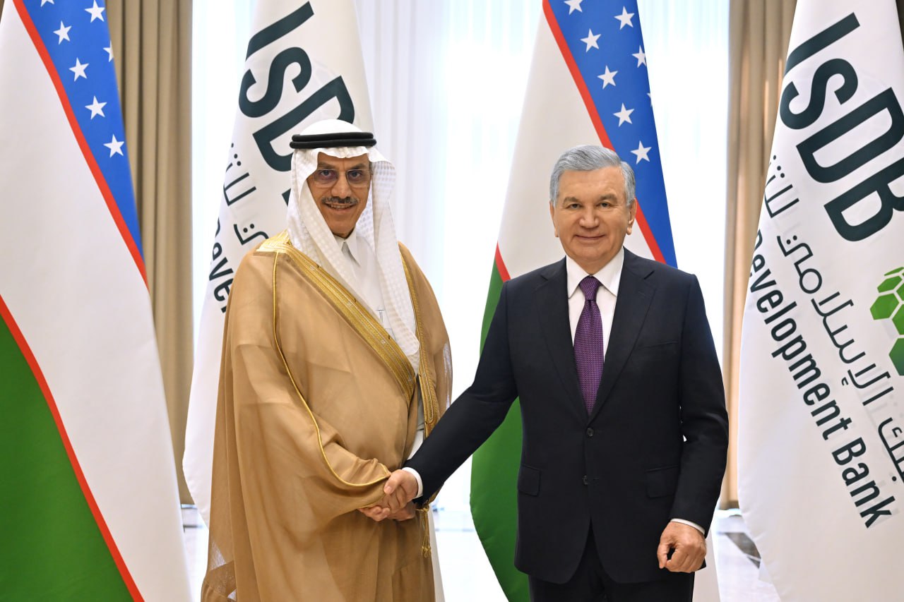 Мирзиёев обсудил расширение сотрудничества с Исламским банком развития