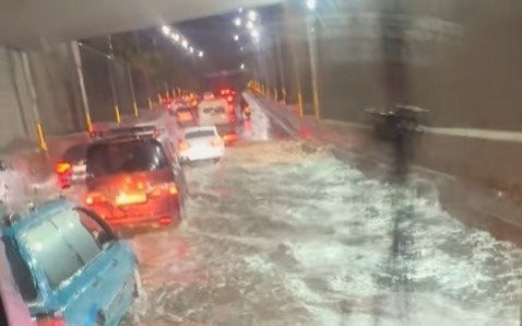 Трещины на дорогах и улицы-реки: алматинцы делятся последствиями дождя