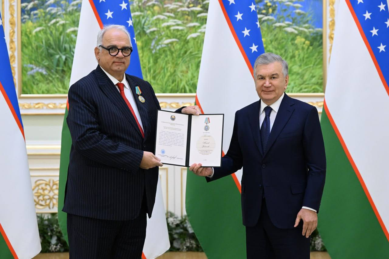 Шавкат Мирзиёев наградил главу UWW орденом «Дустлик»