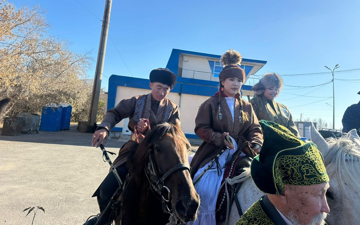 Молодая супружеская пара верхом на лошадях приехала из Синьцзяна в Астану