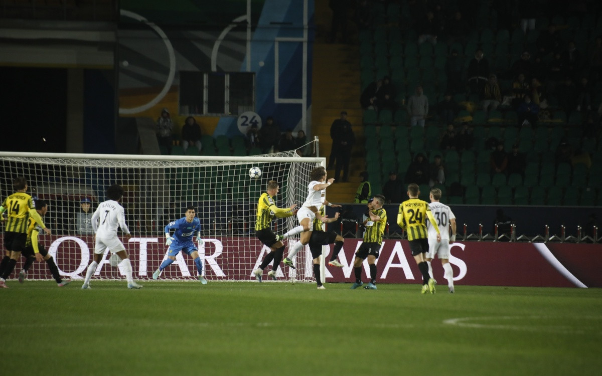 Опасная игра и легкая травма: первый тайм «Кайрат» — «Пафос» завершился вничью