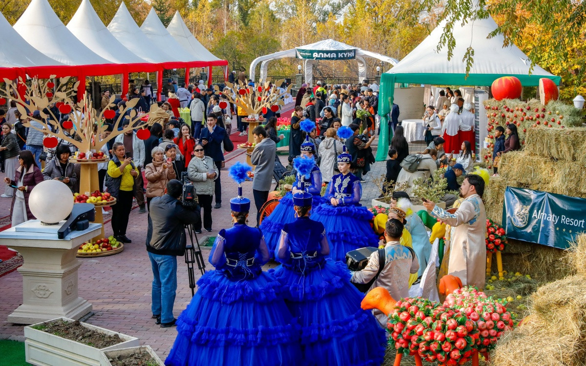 В Алматы прошел фестиваль яблок: тонны фруктов, музыка и добрые традиции