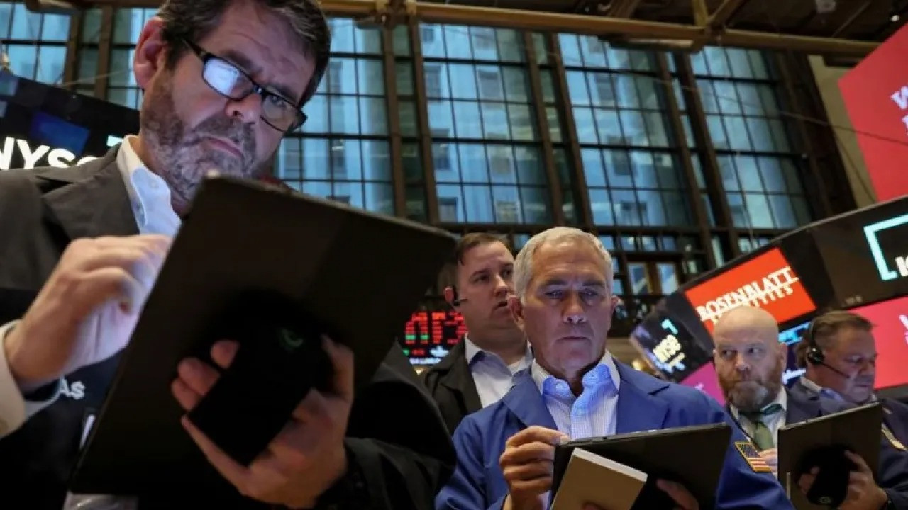 S&P 500 теряет позиции: рынок реагирует на неопределённость ФРС