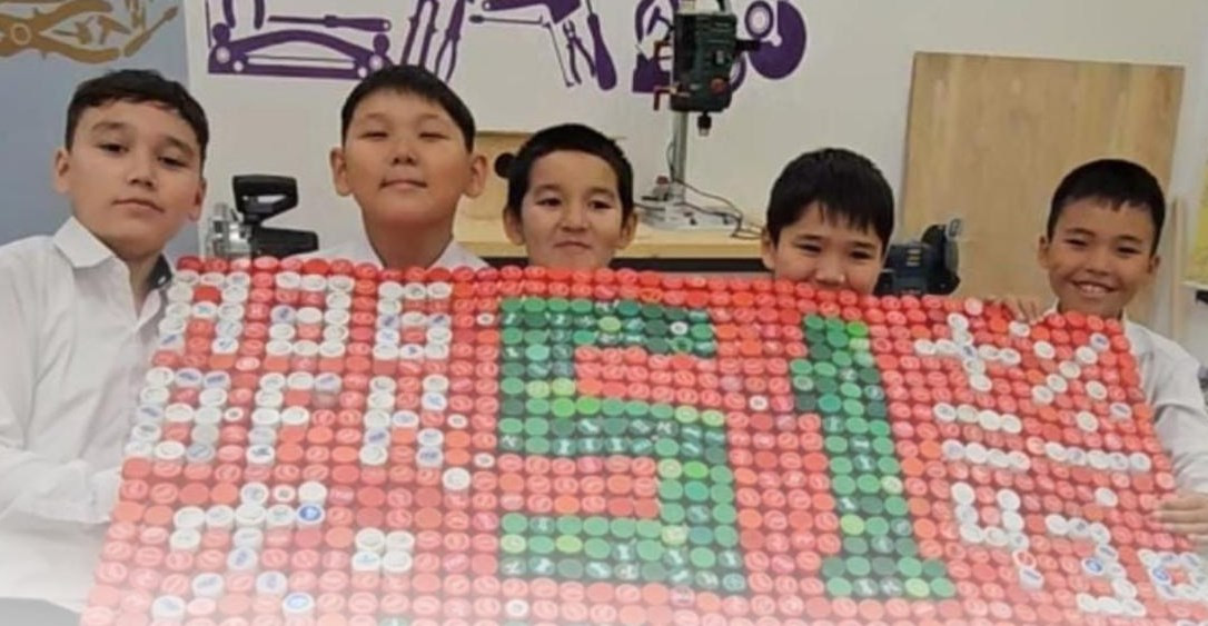 EcoBox из 2100 крышек: в Семее школьники показали, как работает экологичный STEM