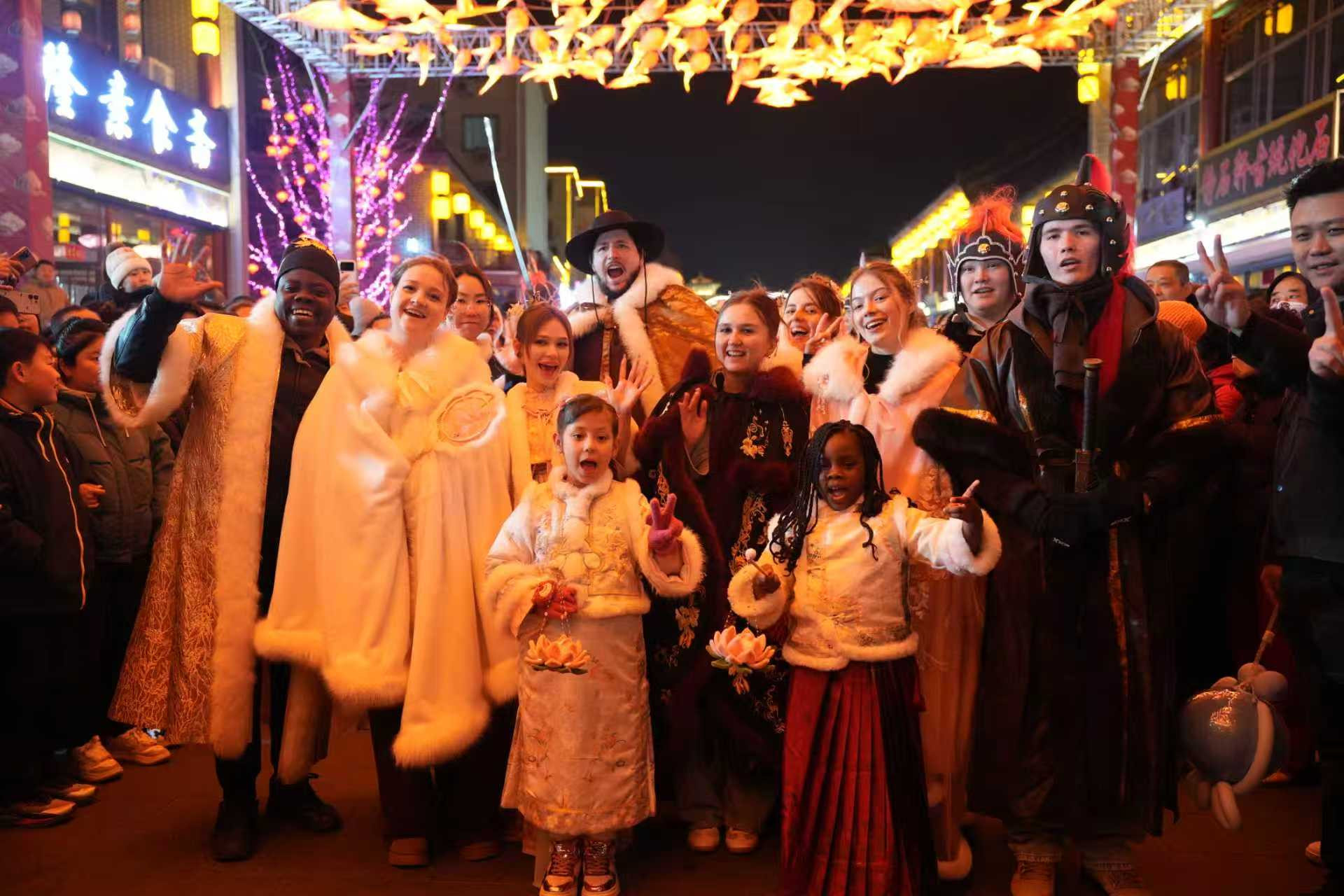 Иностранные гости в Китае познакомились с традициями Праздника фонарей