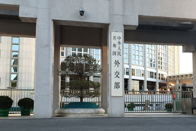 Китай серьезно обеспокоен военными атаками США и Израиля на Иран. Об этом сообщило Министерство иностранных дел Китая.